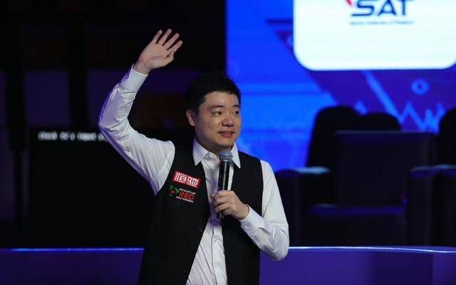洪五爷见这小子来回挣扎，不让自己刻字，立刻咬牙骂道：你要是老实配合，我就在你脑门上刻两个字，但你要是跟我在这斗智斗勇，那不好意思，我不但要在你脑门上刻穷吊两个字，我还要在你左右两侧腮帮子上，刻上大大的穷吊二字。